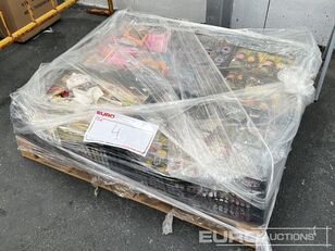 alat otomotif lainnya Pallet of Assortment of Tools and Reel /  Surtido de Herramienta