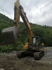 excavator dengan track Caterpillar 323 DL